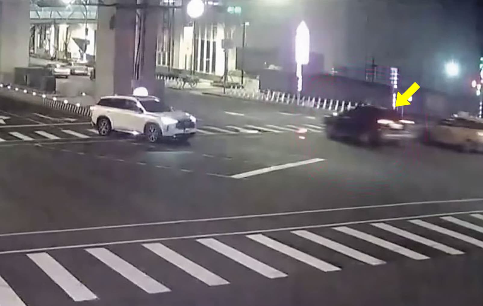 監視器拍到，林宇浚駕駛多元計程車（箭頭處），載溫男準備上台64快速道路。（翻攝畫面）