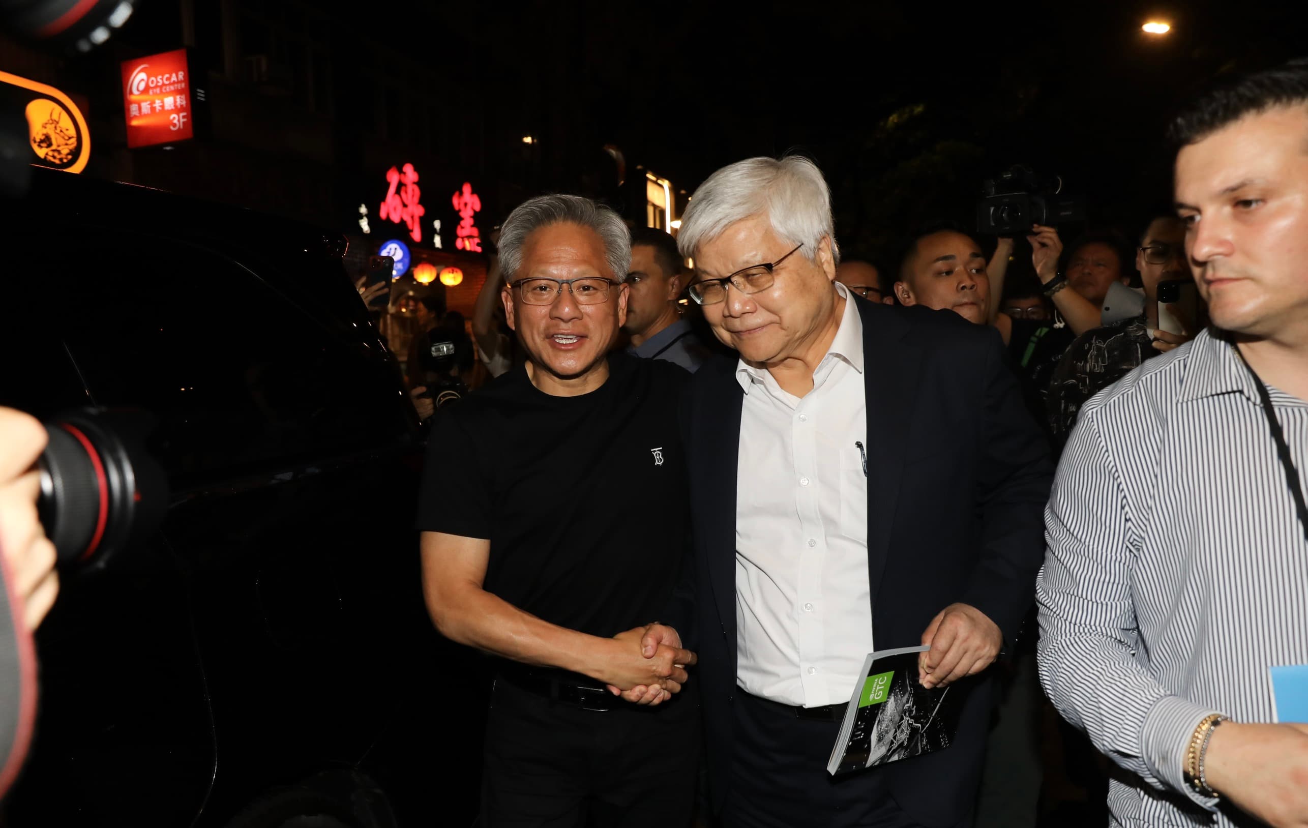 輝達創辦人黃仁勳指著台積電董事長魏哲家對媒體表示「他是我的英雄」。