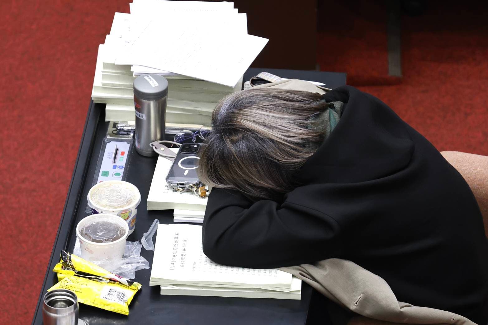 預算審議到清晨,不少立委累癱,趁休息時間補眠。