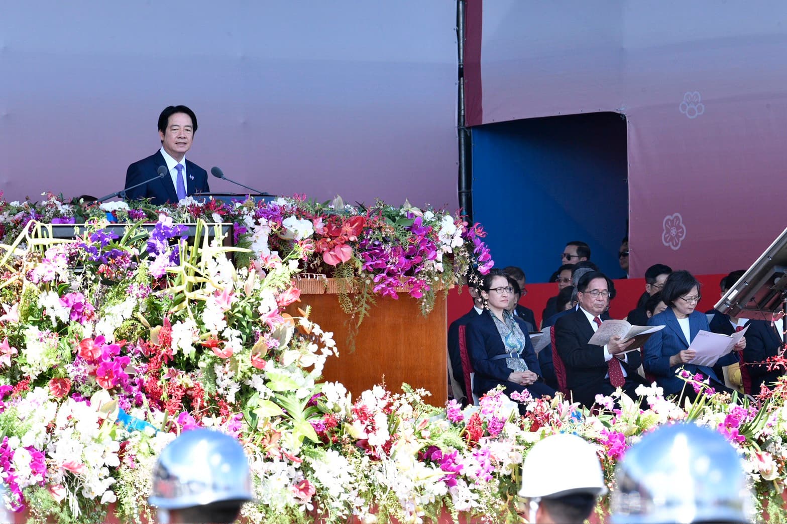賴清德雙十國慶演說聚焦於台灣內政，包含經濟、國防，也提及台灣人自主行為獲國際關注。（鏡報李智為）
