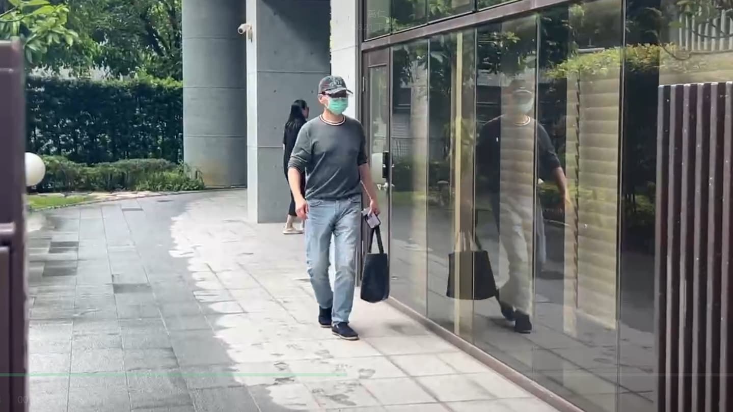 趙建銘原本疑似想從正門進入診所，但看到媒體後立即掉頭。（讀者提供）