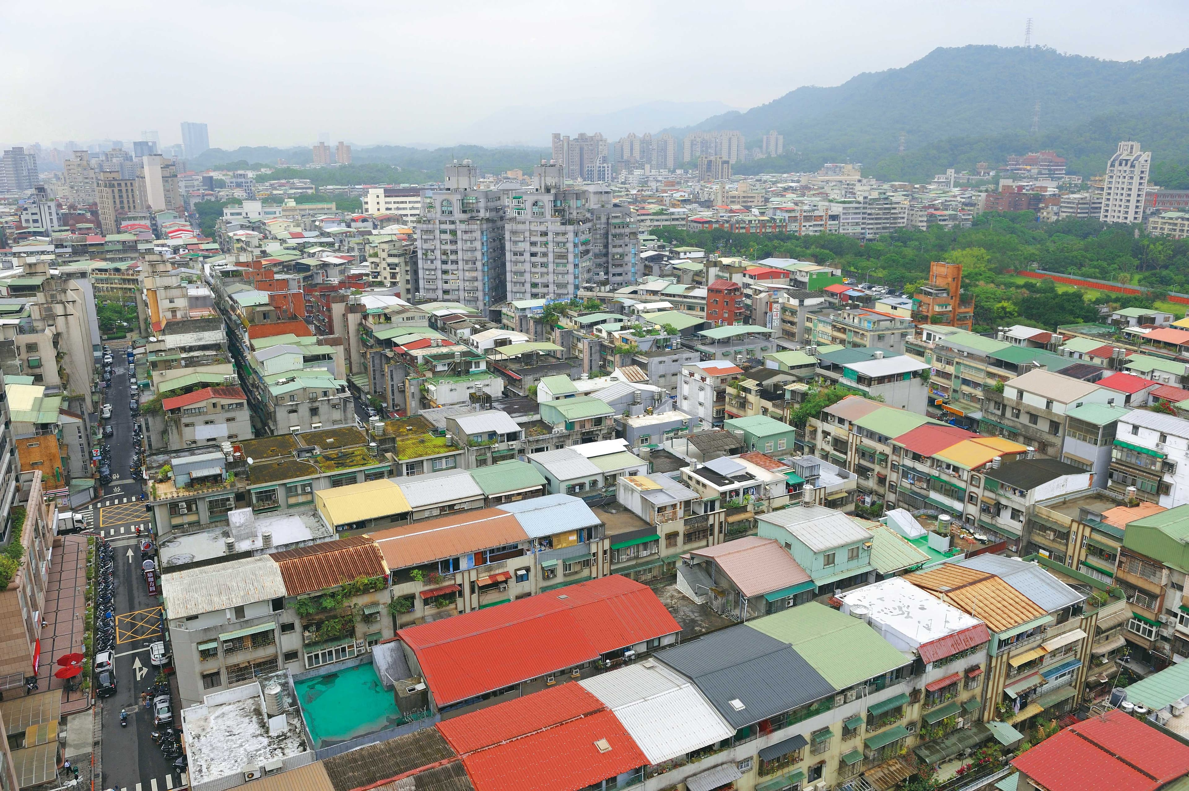 銀行對老公寓貸款條件趨嚴，即使位於市區也未必能順利都更，應避免追高。