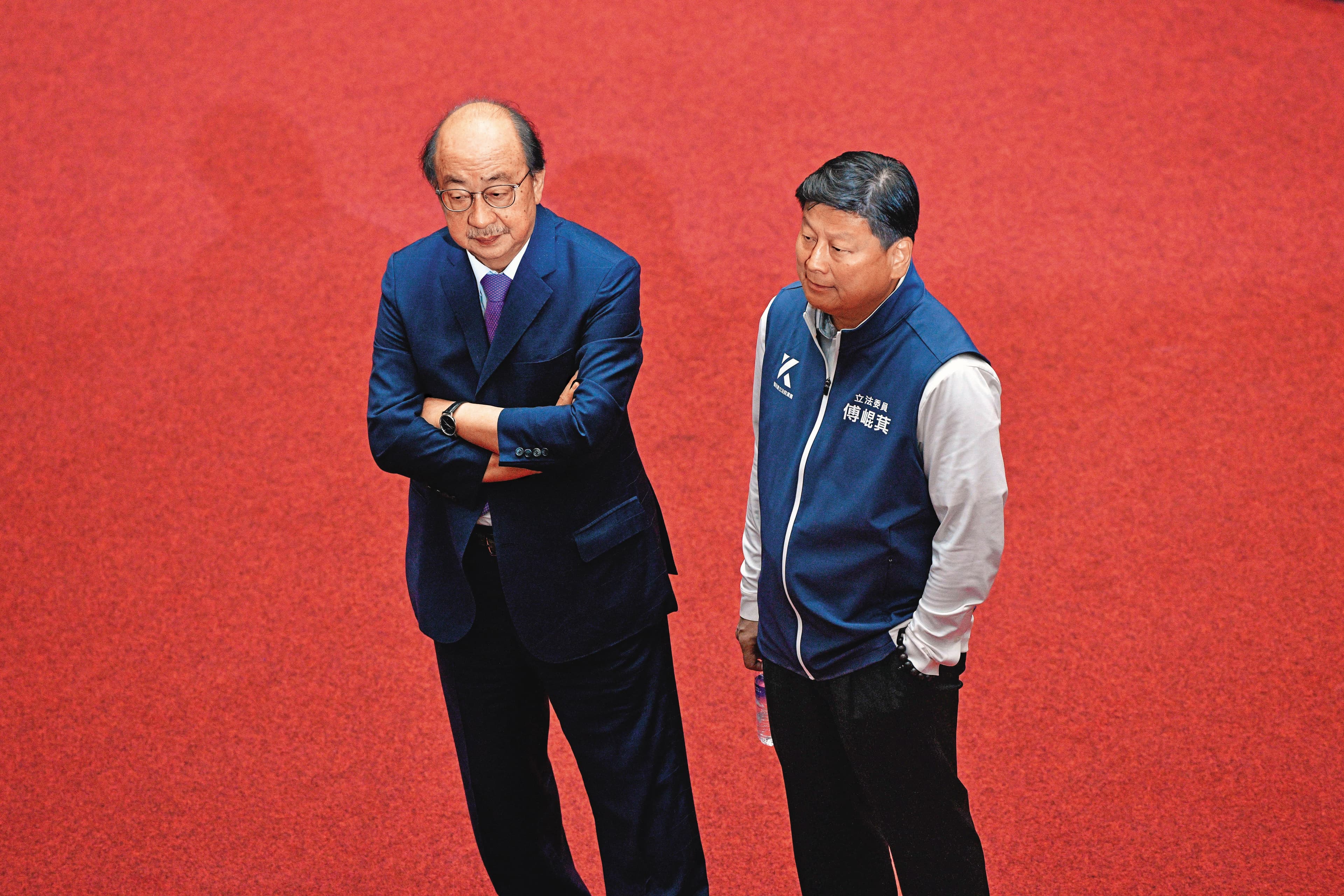 民進黨團總召柯建銘（左）和國民黨團總召傅崐萁（右）是本會期關鍵人物。
