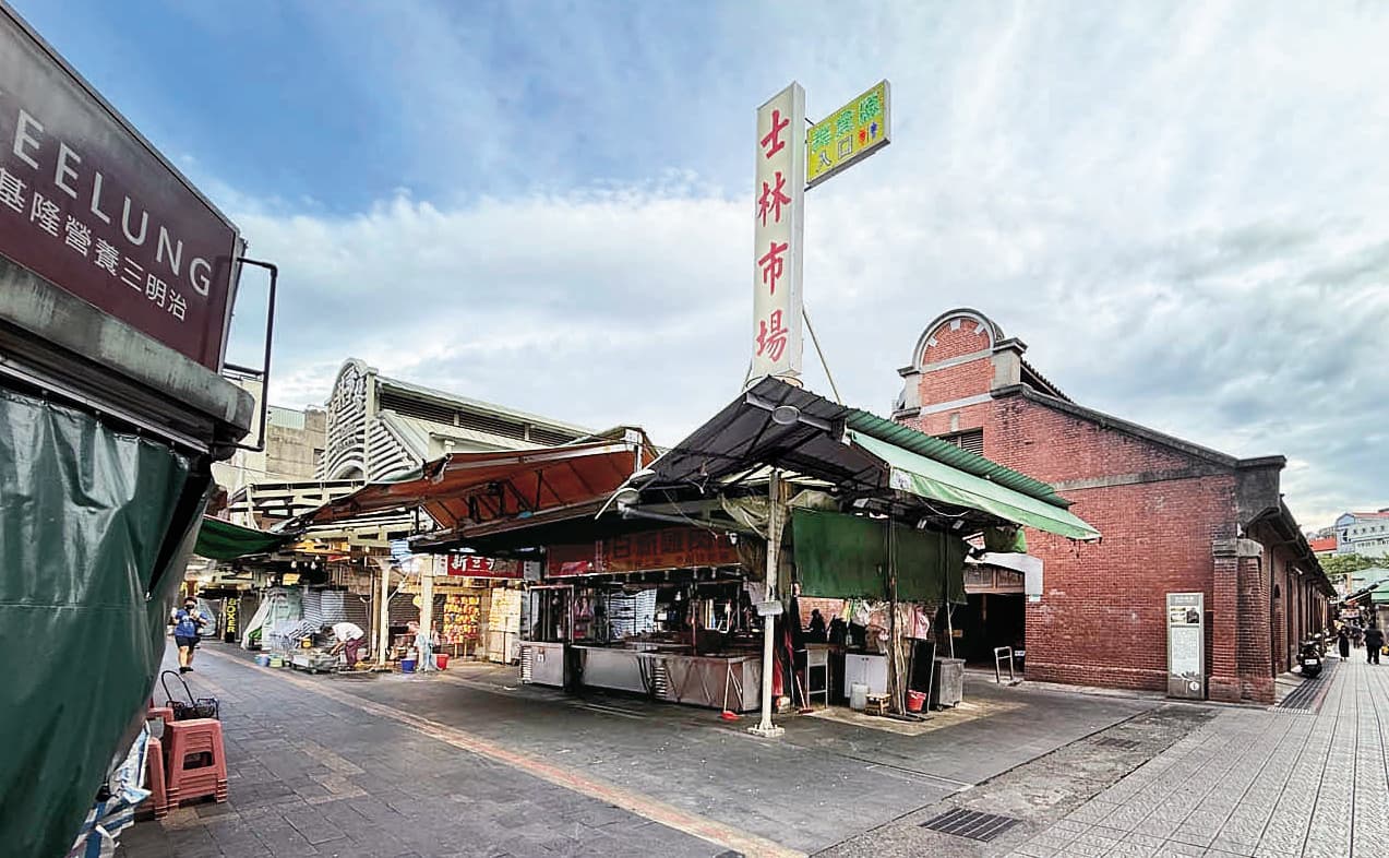 A先生於士林夜市圖中地點擺攤時，遭人強索保護費還被毆打掀攤，但報案至今毫無進度。（讀者提供）