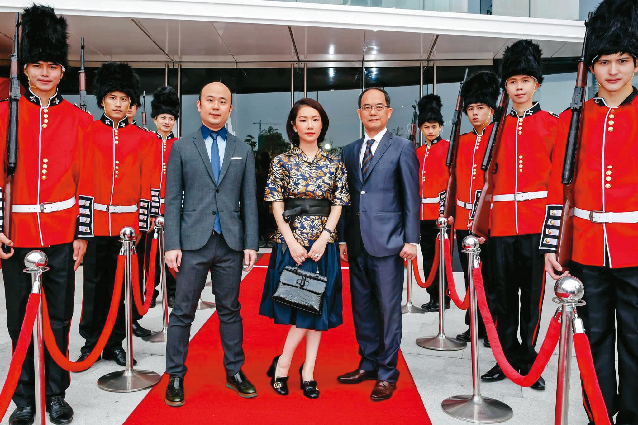 吳冠威（左四）和李謙謙（左五）結婚多年，過去常一同出席精品活動。（大立精品提供）