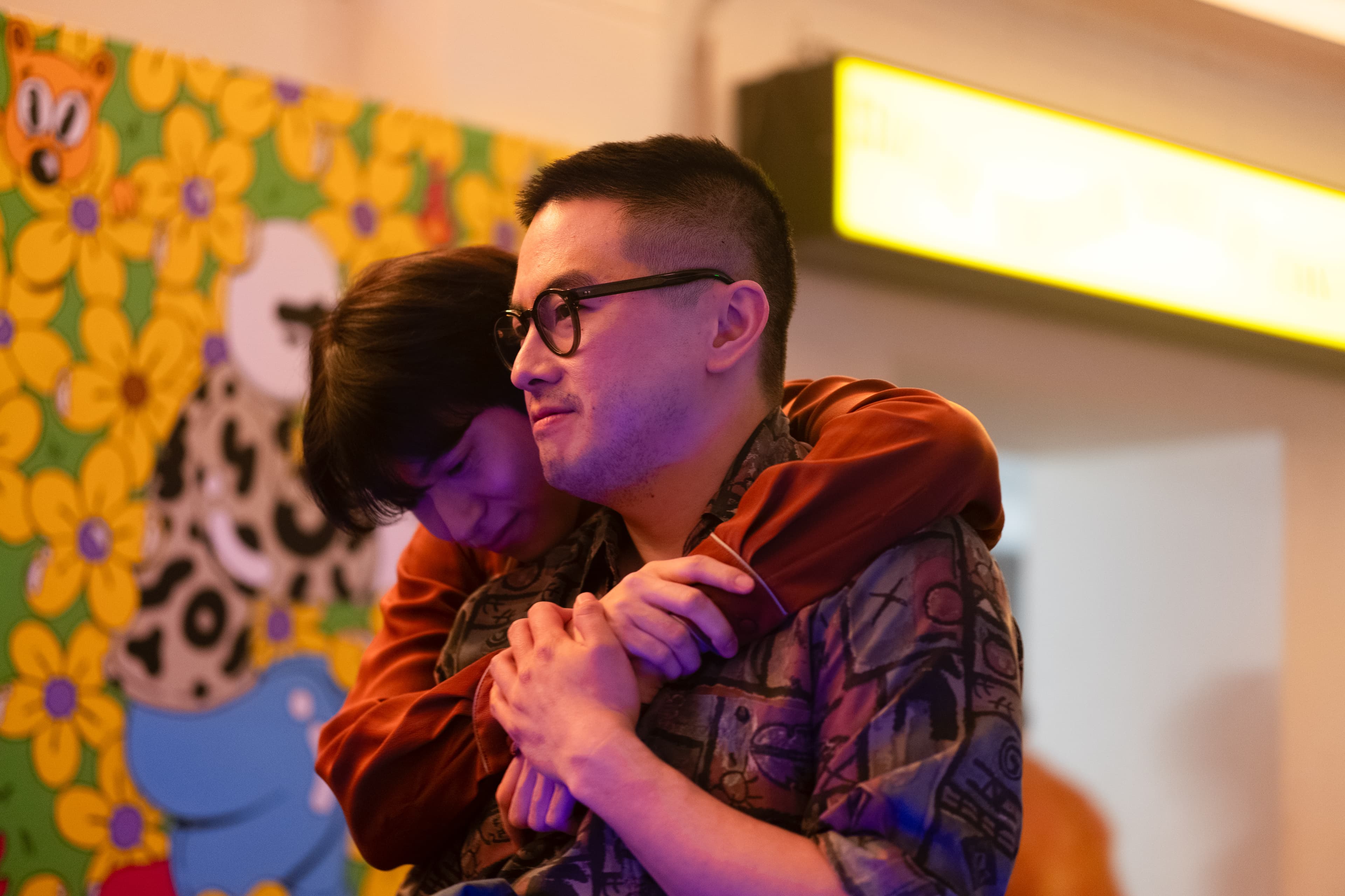 韓基燦（左）與楊伯文（右）扮演一對男同志，當來自韓國的珉學生簽證即將到期，他們如果不結婚就得分開的話，命運跟他們開了一個玩笑。（UIP提供）