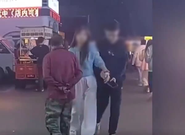 被害女子尾隨老人拍下他犯案過程，可見他刻意迎面撞上女生性騷擾。（翻攝微博）