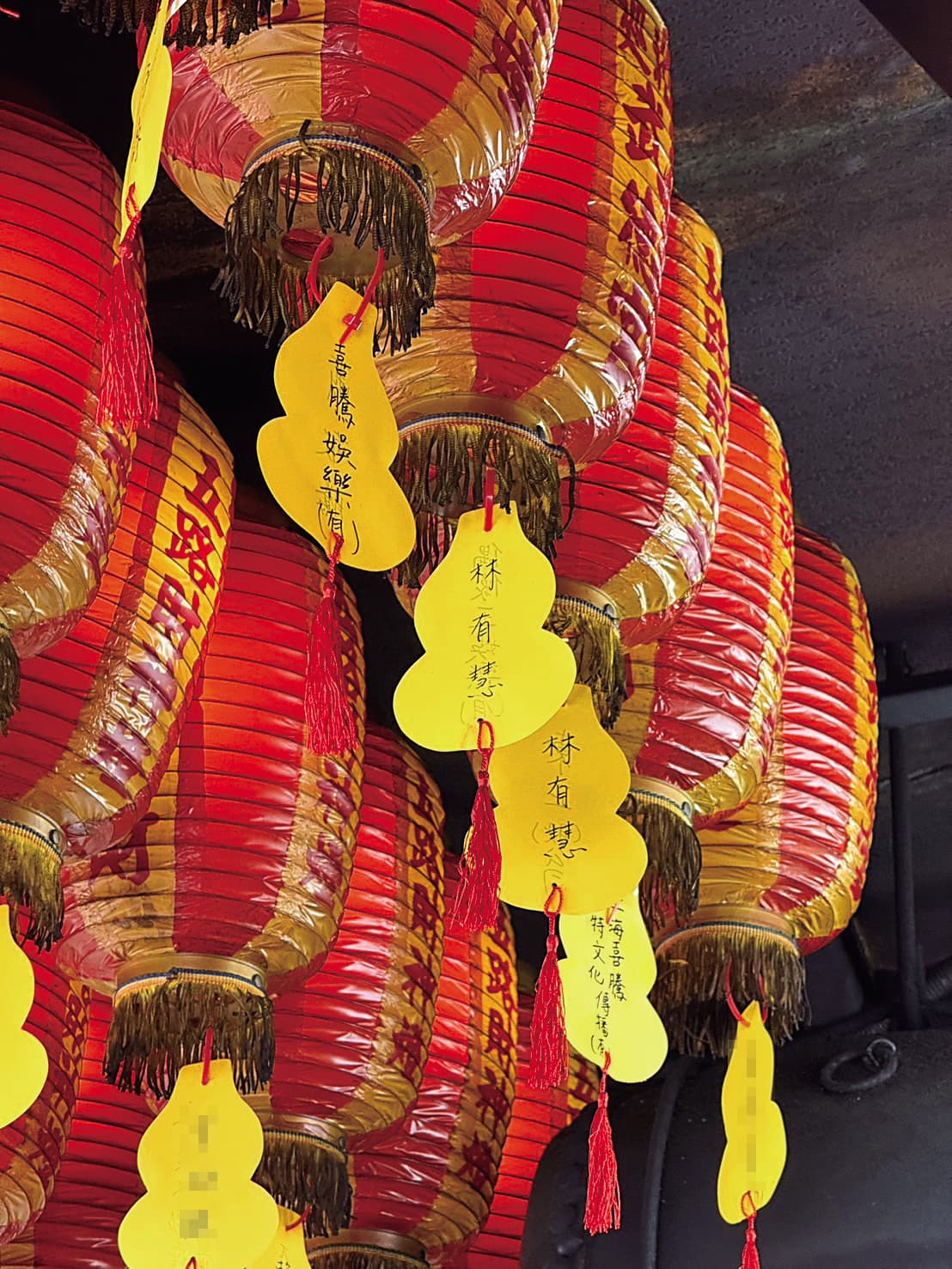 蕭敬騰和Summer（林有慧）在廟裡不但點光明燈，也敬獻燈籠。
