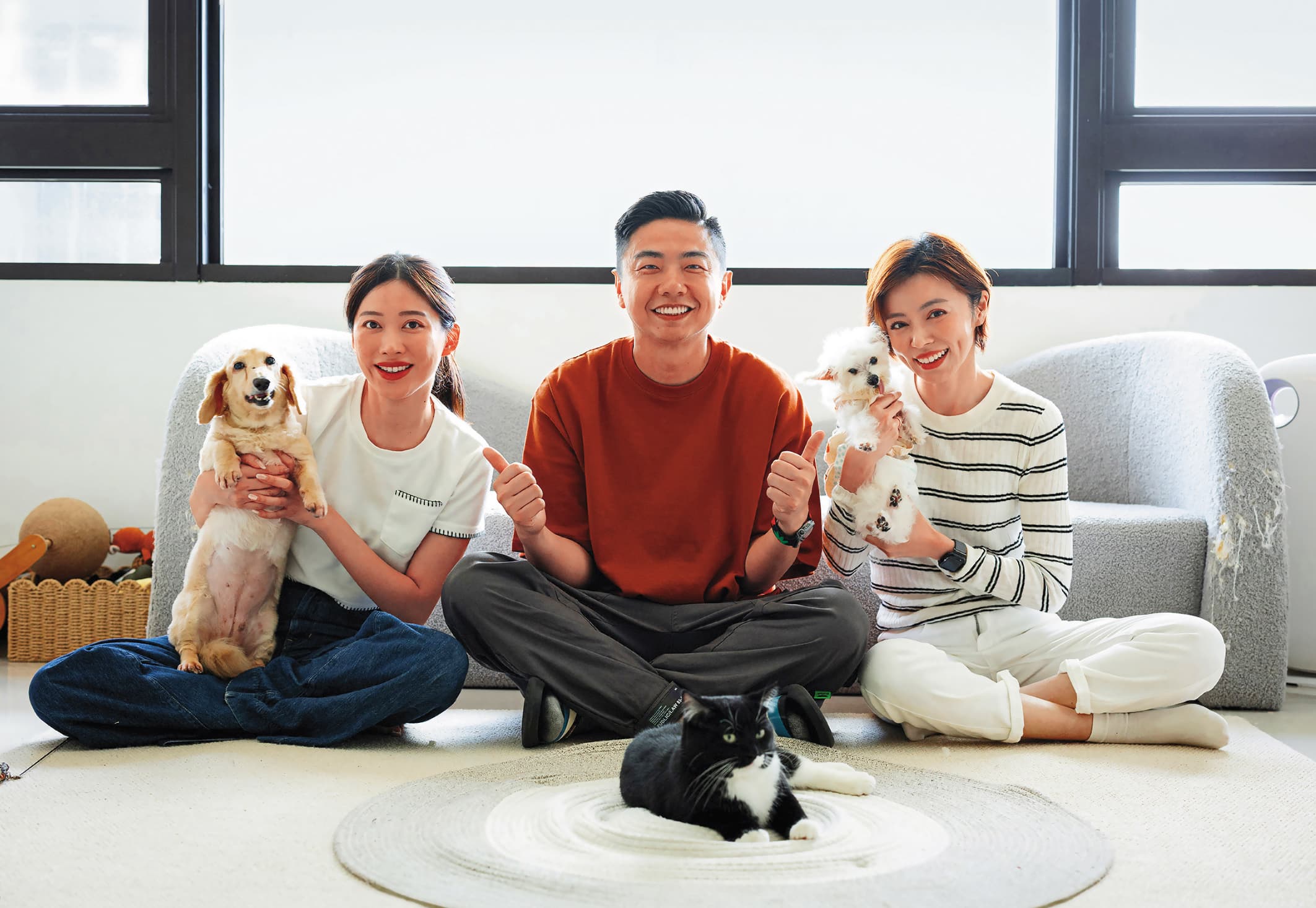王瞳（右）去年找上熊爸（中）到家解決愛犬的問題，這回好友琳賽阿姨（左）也求助熊爸，3人工作之餘不忘來張大合照。