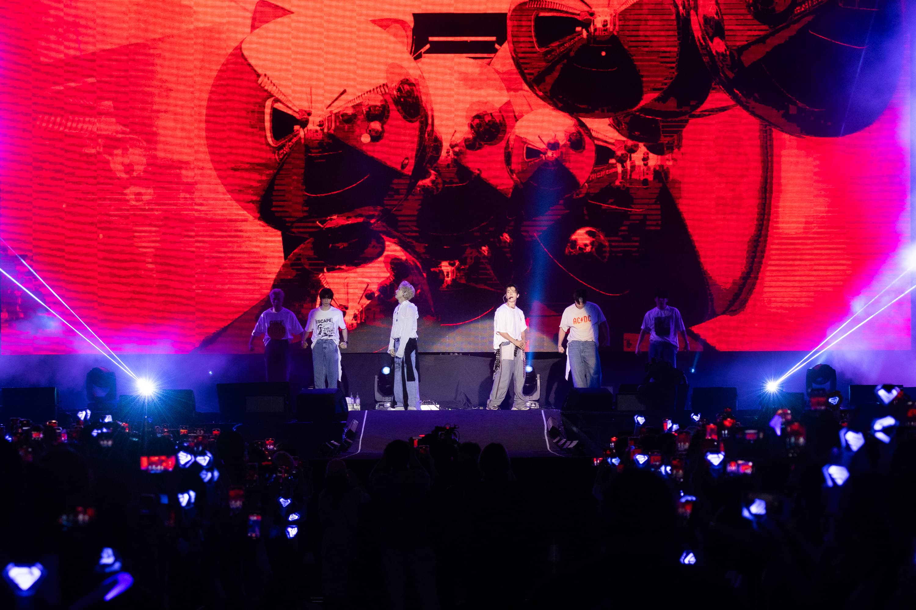Super Junior D&E 銀赫（左三）、東海（右三）帶來多首歌舞表演。（讀者提供）