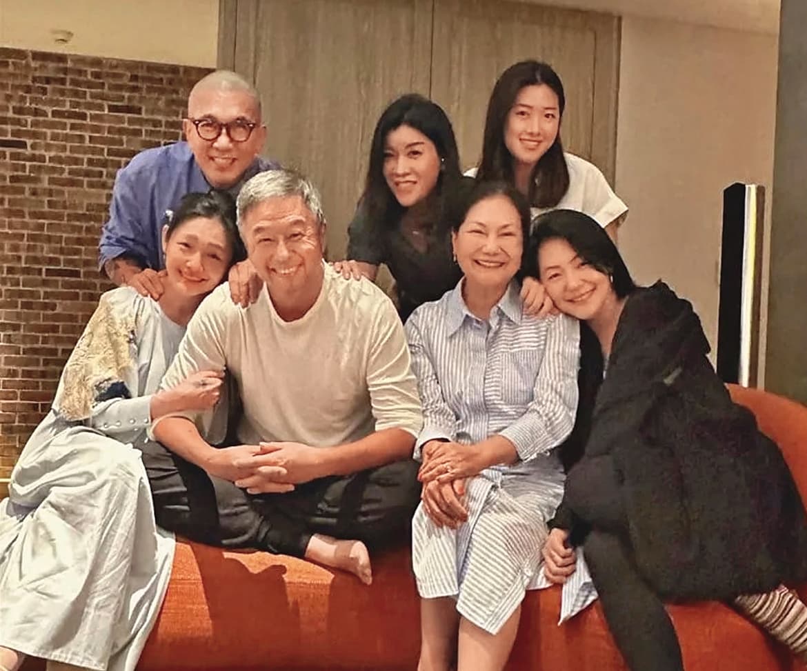具俊曄（後左）為了融入大S（前左）的家人和朋友，付出了相當大的努力。（翻攝自林慧晶IG）
