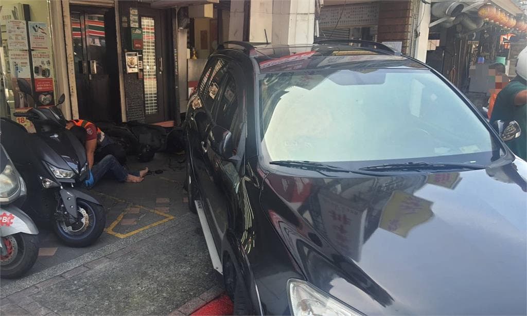 北市延平北路三段發生一起休旅車倒車時暴衝車禍，發現肇事駕駛為酒駕累犯。（翻攝畫面）