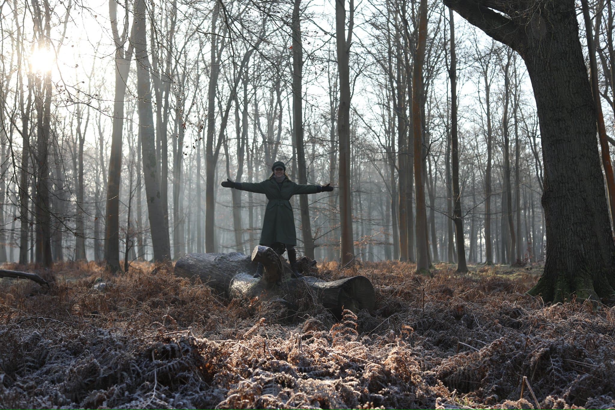 這張照片由路易王子拍攝，凱特王妃站在森林裡，陽光灑落，寧靜且充滿希望。（翻攝princeandprincessofwales IG）