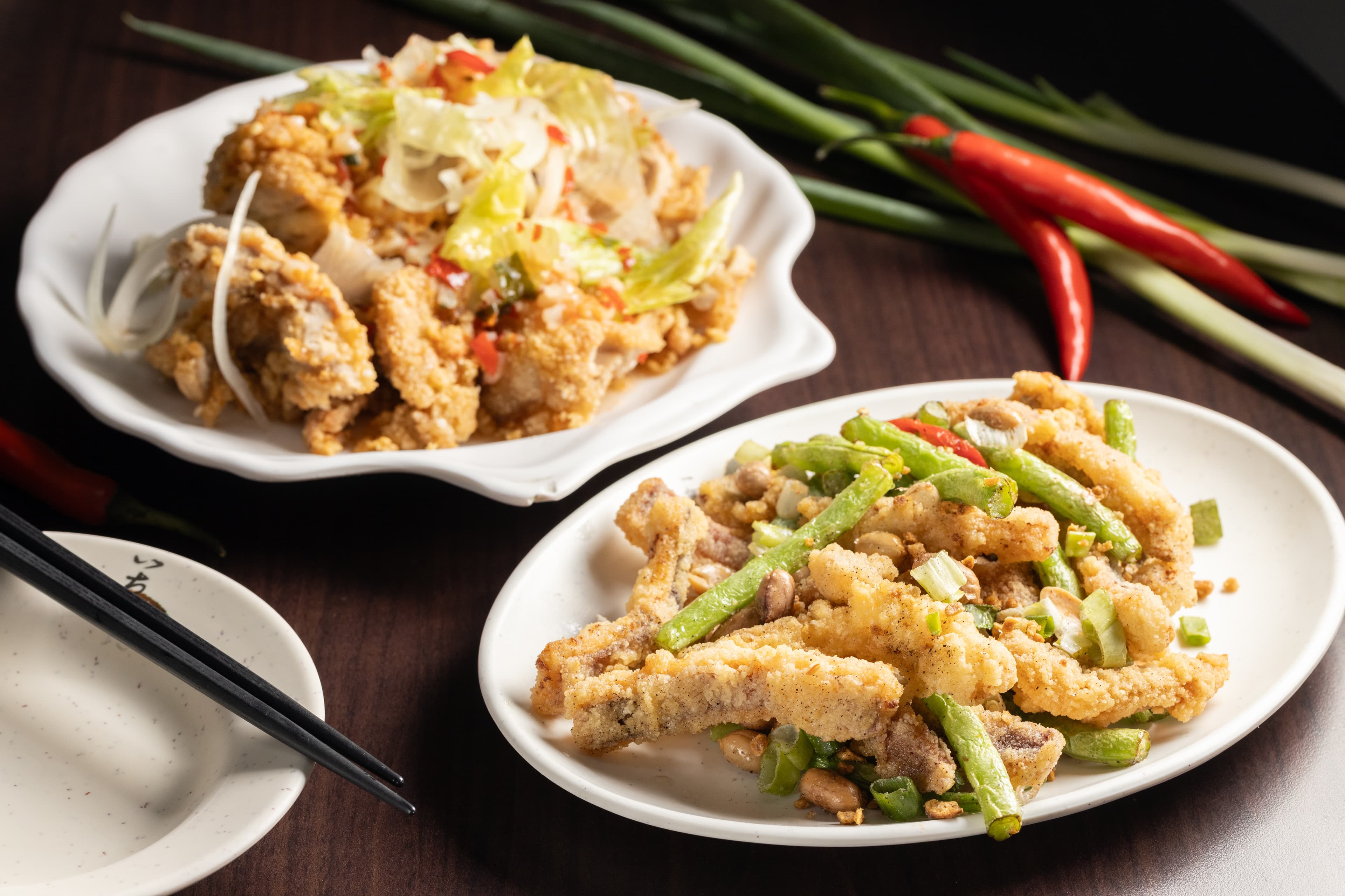 中卷可做三杯、鹽酥或涼拌，「鹽酥中卷」（前，220元／份）搭配四季豆；與酸甜的「椒麻雞」 （後，200元／份）兩者都很下飯。