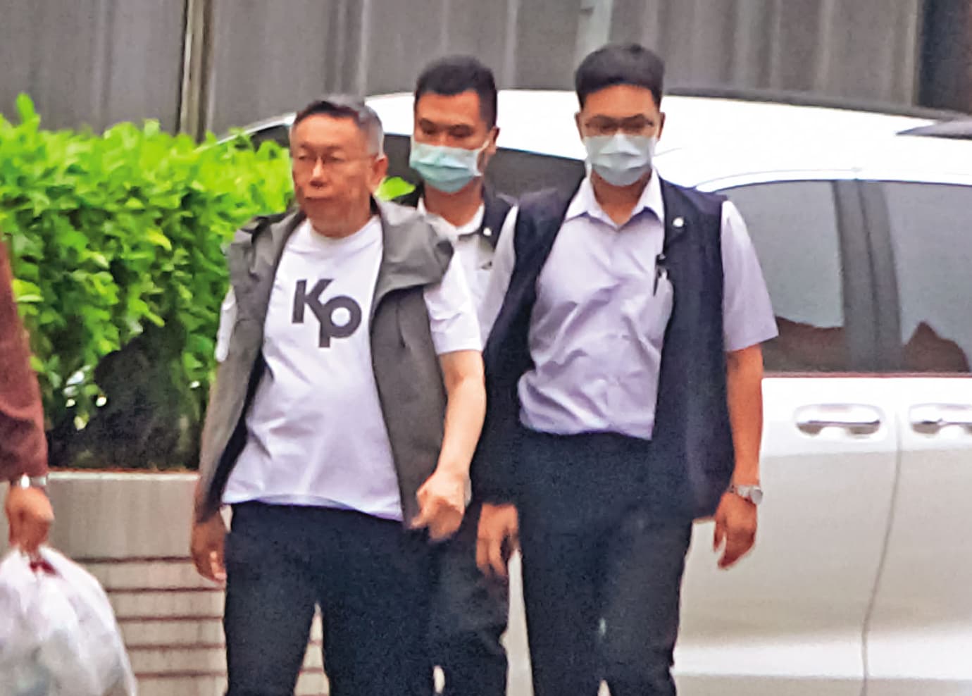 2023/06/29  18：13柯文哲（左）在隨扈（右）及林傳芳（中）陪同下密訪揭弊協會張晉源。