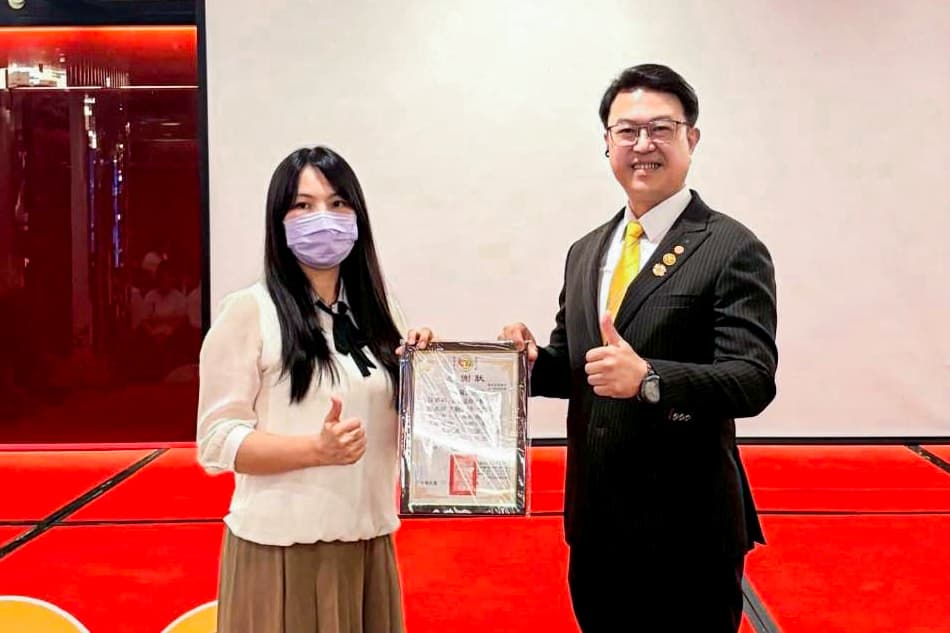 五甲教養院長田怡君（圖左）頒發感謝狀，由永慶不動產暨永義房屋台南經管會長蔡武霖代表受贈。