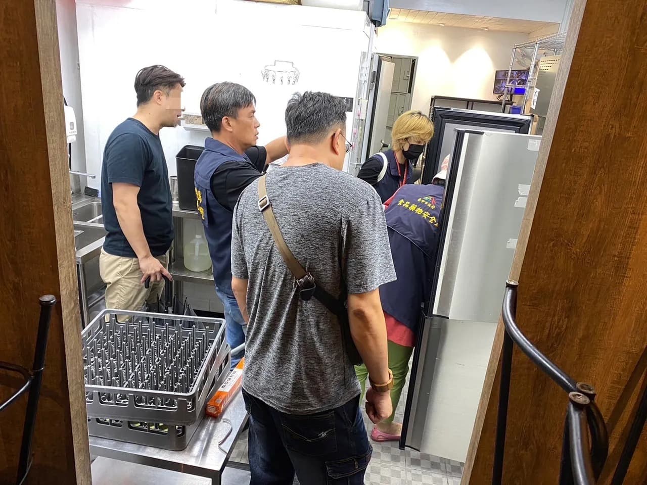 台中勤美商圈和牛燒肉餐廳「御帝和牛」被查獲囤放逾期品項且竄改效期。（台中市政府提供）