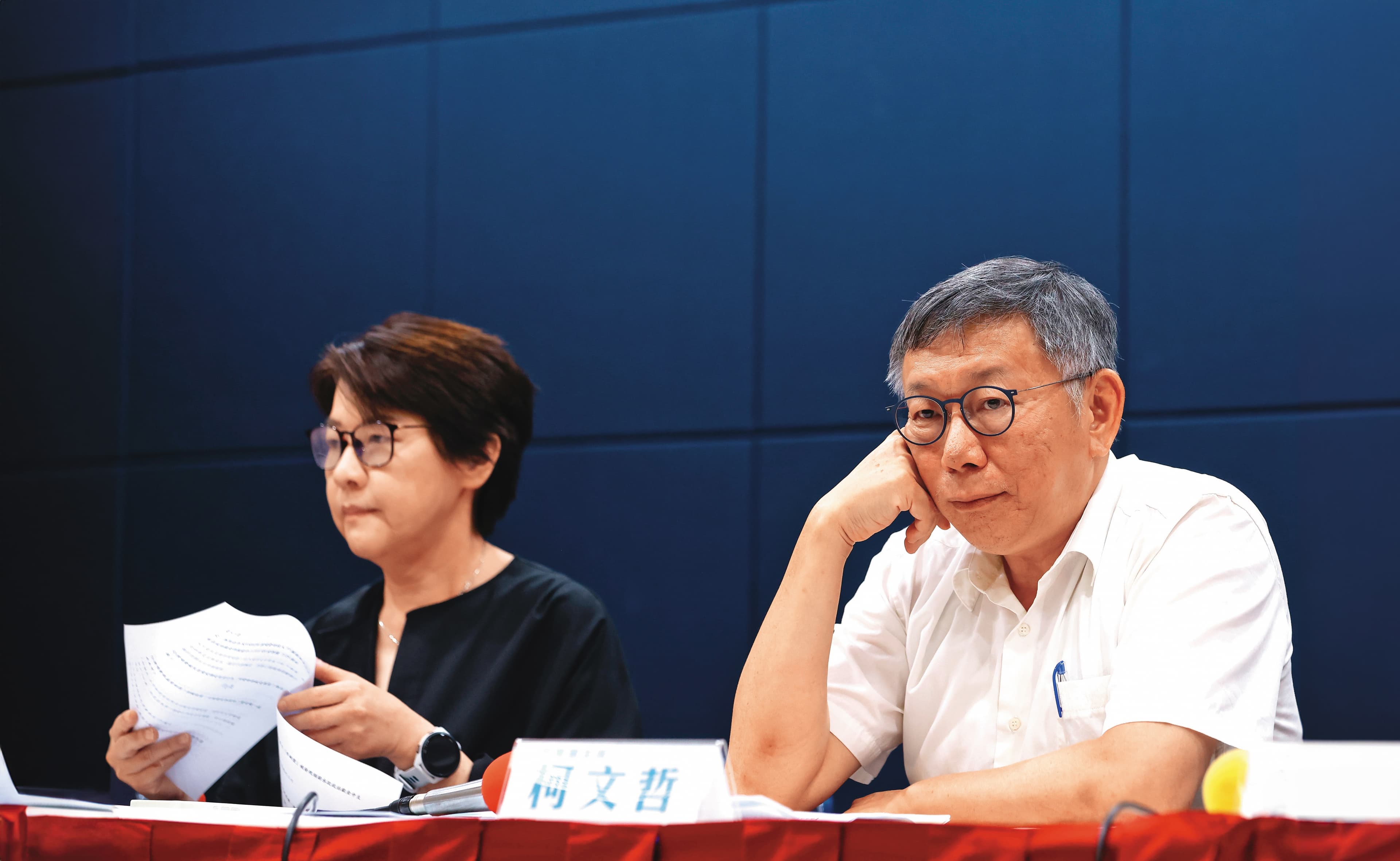 柯文哲（右）假帳案引發國民黨提前為藍白合布局，也意外牽動藍黨魁選舉。