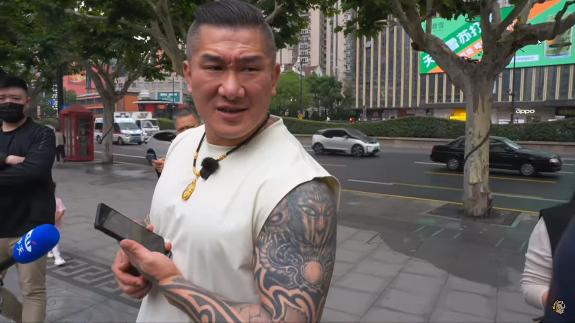 今上午中國人突襲問「你哪國人？」，館長愣住嘆氣。（翻攝自YouTube@館長惡名昭彰）