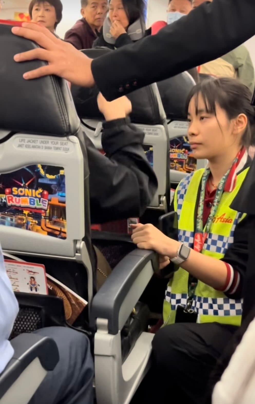 隨著事態升級，機長最終決定通報地勤並請航警登機處理。（翻攝自threads）