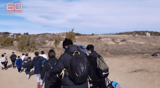 《60分鐘》到加州美墨邊境拍攝中國非法移民。（翻自X平台）