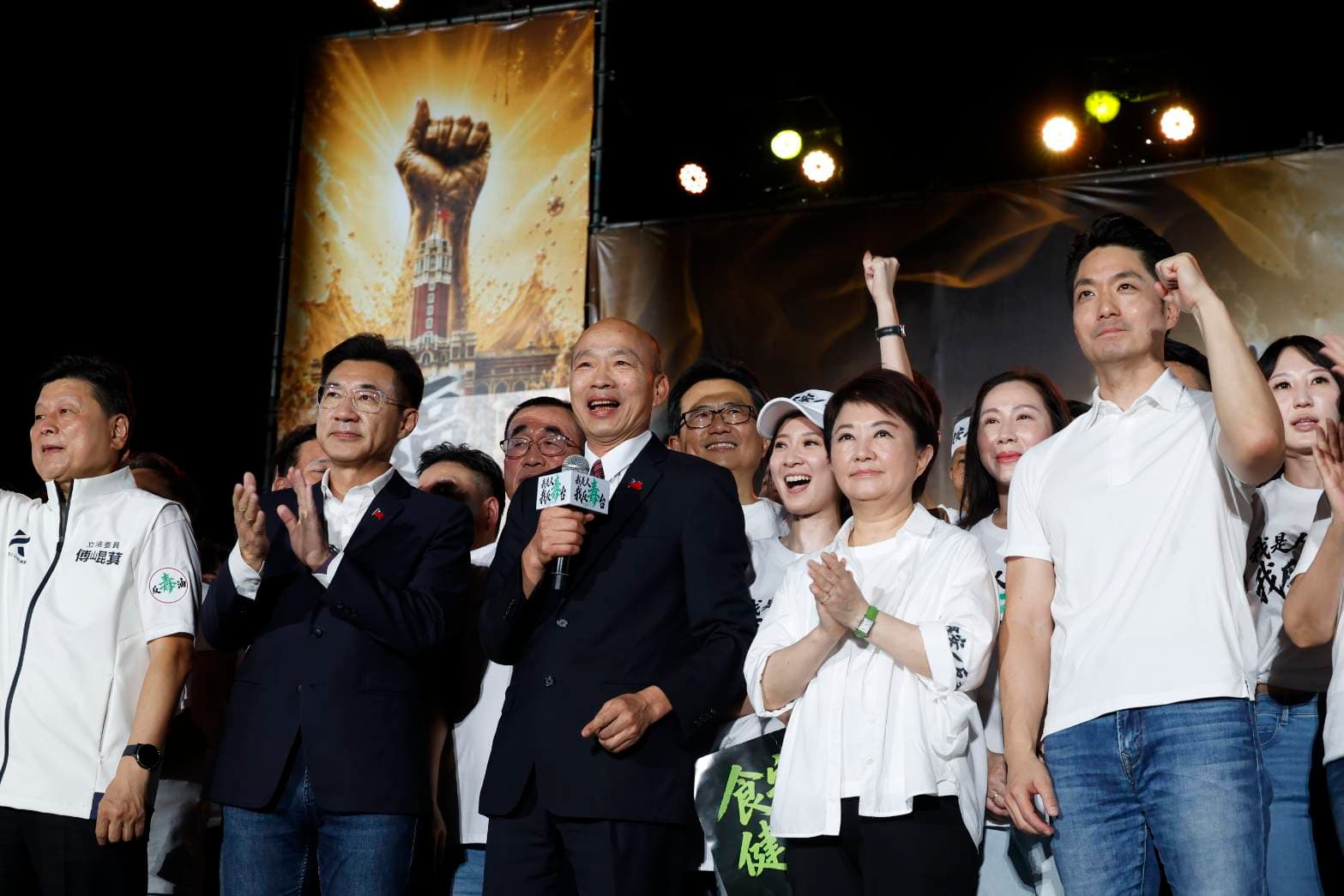 立法院長韓國瑜也上台大罵民進黨。
