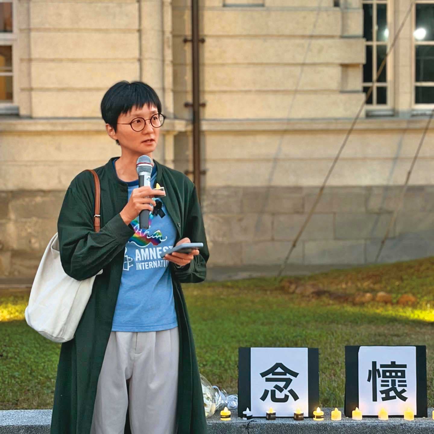 邱伊翎去年出席香港大埔火災台南悼念會，呼籲香港政府在面對重大災害時，應確保資訊透明、救援及時，並保障每一位受影響者的權利，她現場並代讀國際特赦組織香港海外分會發言人張超雄的發言。（翻攝邱伊翎臉書）