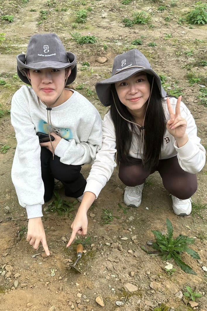 清華大學人社學院學士班2名大二學生發現國寶級人獸形玉玦。（翻攝自臉書清大考古）