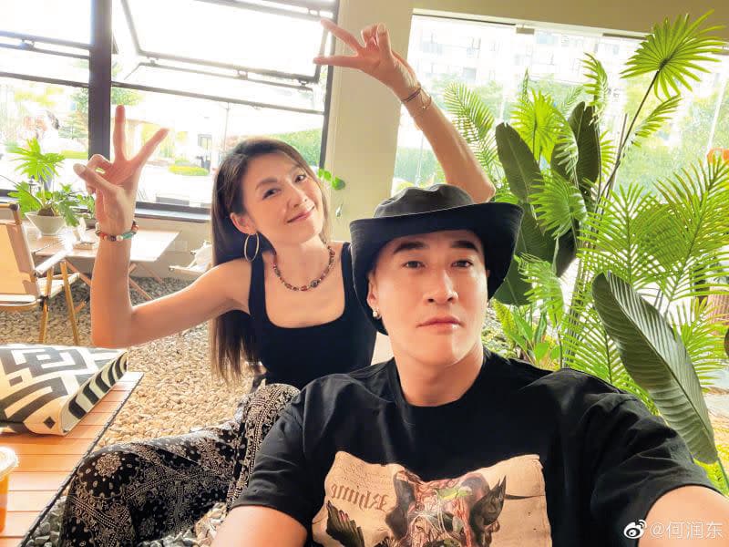 何潤東（右）在家務上很依賴太太林姵希（左），笑說現在自己總算獨立一點。（翻攝自微博）