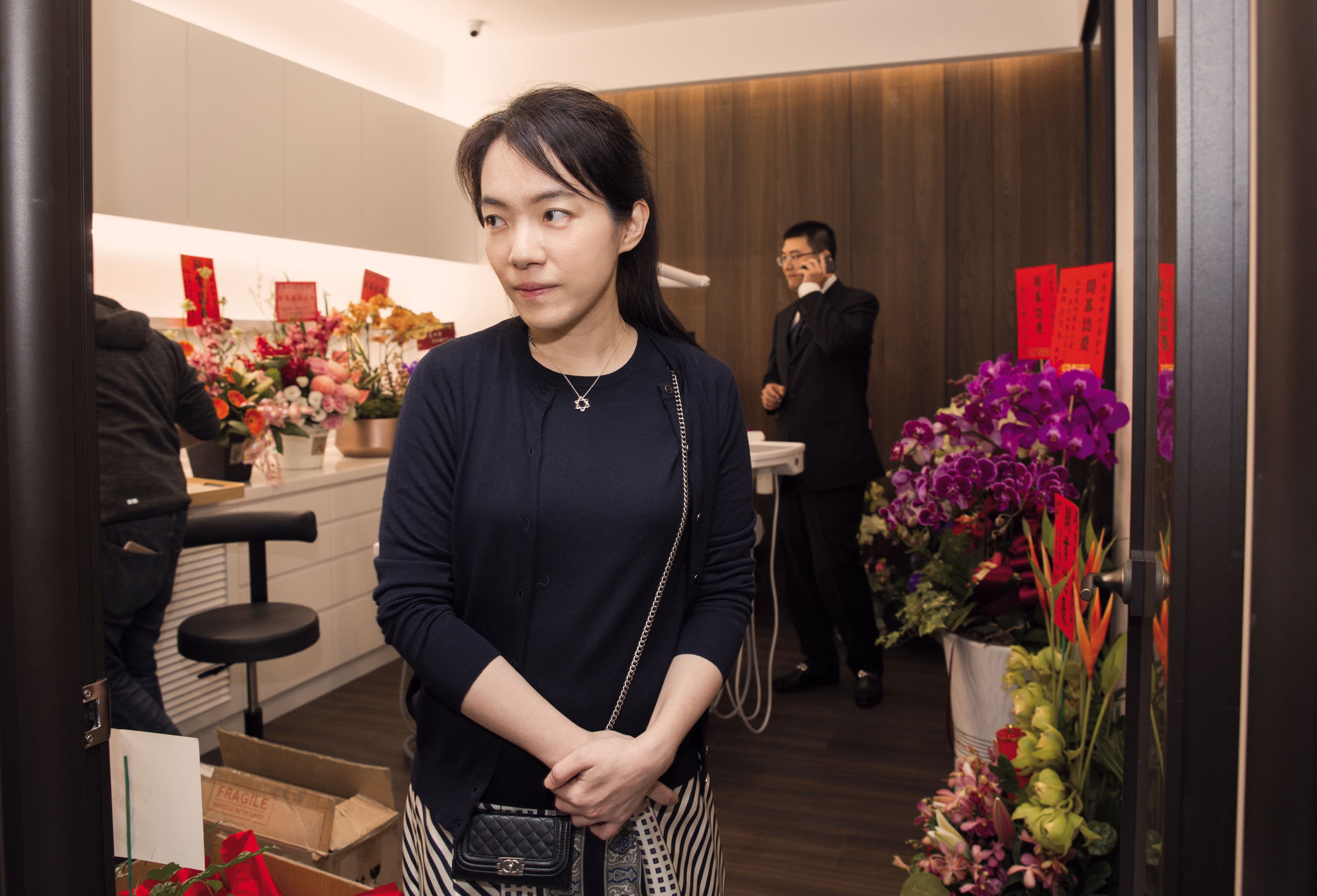 陳幸妤診所十年前開幕時喜氣洋洋，畫面中與趙建銘似乎貌合神離，陳幸妤夾在扁家和趙建銘中間，隱忍至去年六月才離婚。