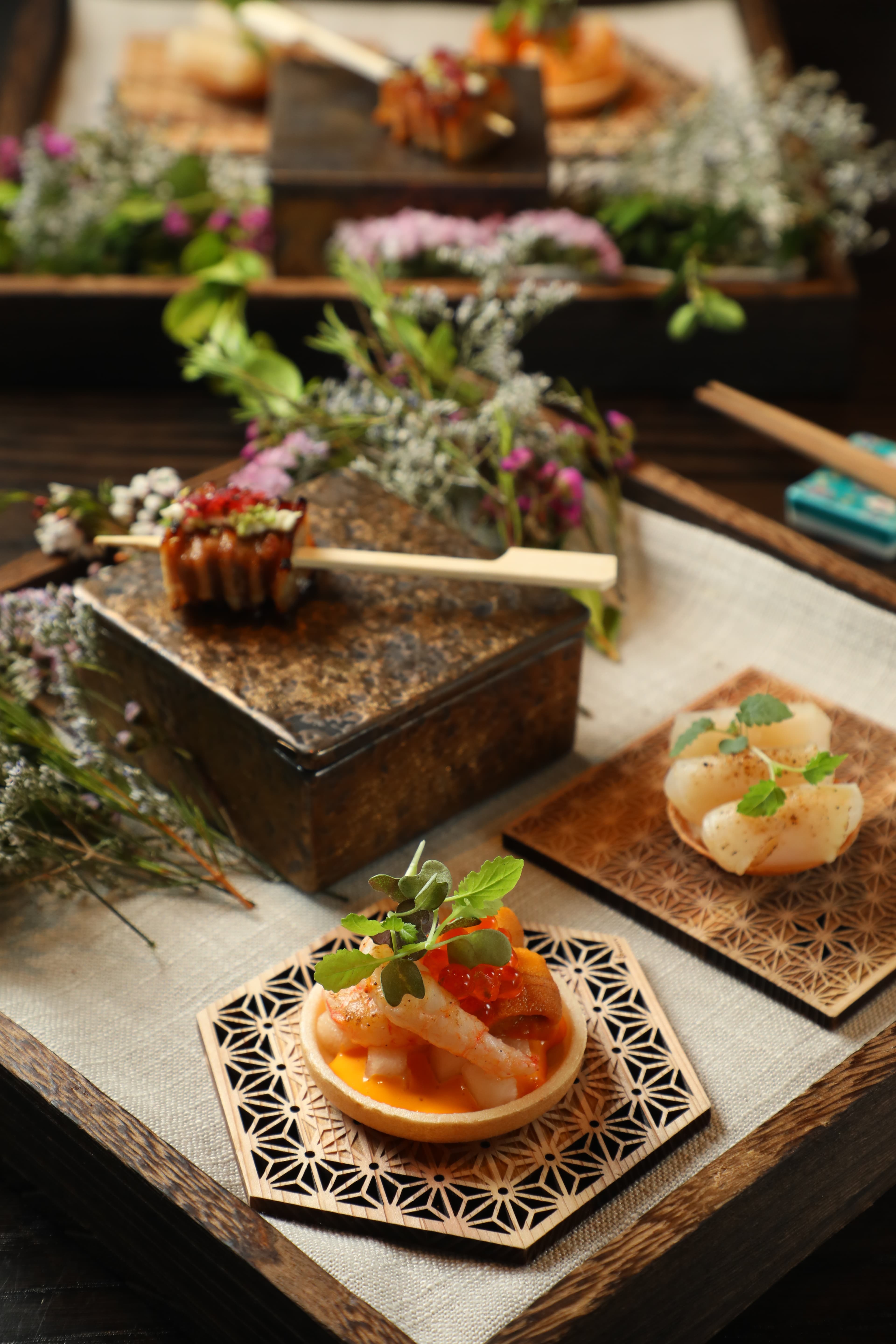 繽紛多彩的八寸前菜，用最中餅殼盛裝甜蝦、海膽、鮭魚卵，後方是北海道干貝、炙燒牛舌與豬臉頰肉，國籍混亂卻十足美味。