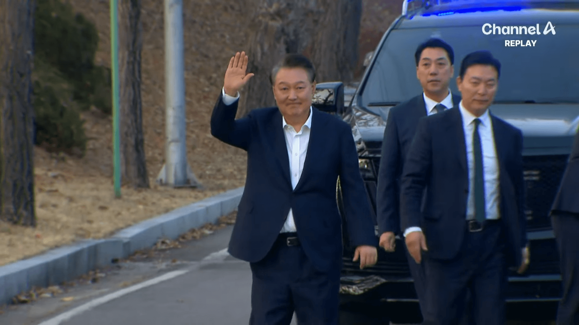 尹錫悅被拘留52天後獲釋，支持者熱烈歡呼迎接。（翻攝自YouTube 채널A News）