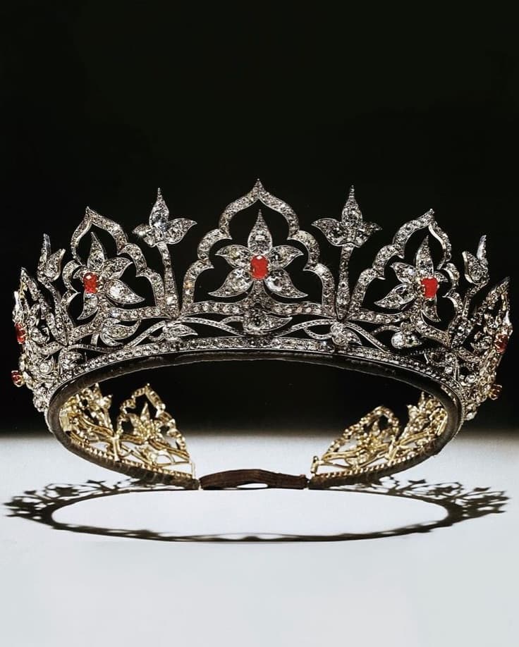 維多利亞女王的「東方圓飾王冠」，由英國御用珠寶商 Garrard & Co. 在 1853 年按照王夫亞伯特親王的設計打造，結合蓮花與莫臥兒拱門的東方風格，最初鑲嵌蛋白石，後由亞歷山德拉王后改為緬甸紅寶石，是英國王室極為罕見公開的傳世珠寶。（翻攝princesscatherineofwales IG）