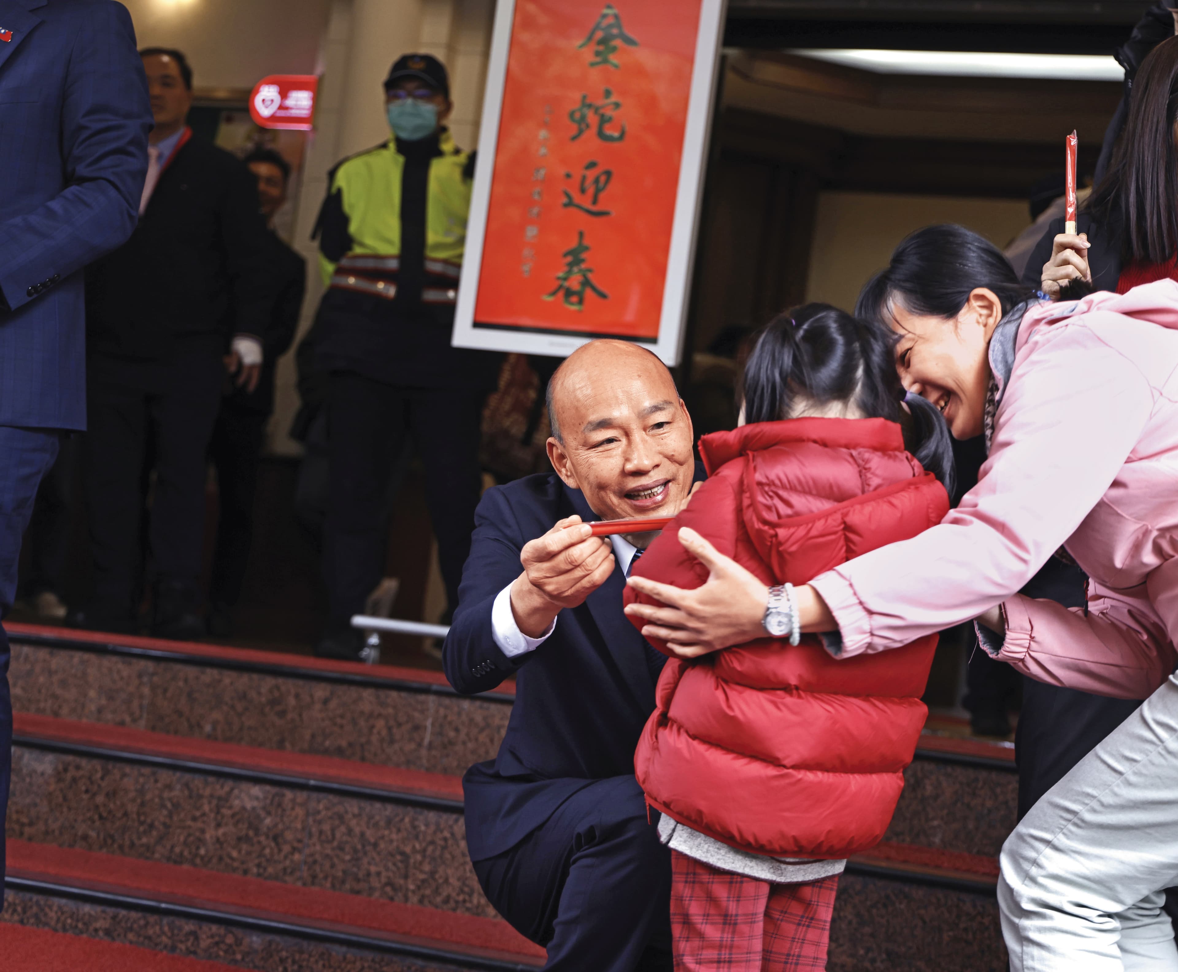 韓國瑜在立院大門口發春聯，大批韓粉一早就在立院大門廣場排起長隊。