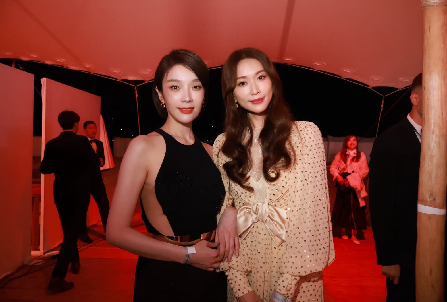林志玲去年到坎城影展出席文策院的台灣之夜派對,與同為模特兒出身的《左撇子女孩》主演蔡淑臻合影。(左撇子女孩電影提供)