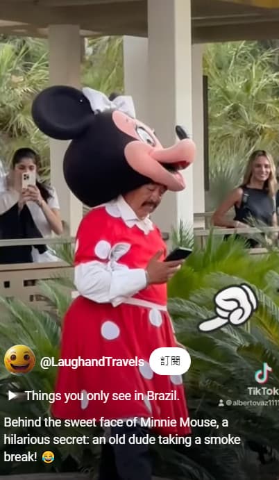 一名扮演米妮的工作人員被目睹公然脫掉頭套抽菸，讓眾人對米妮的印象幻滅。（翻攝YT頻道@LaughandTravels）