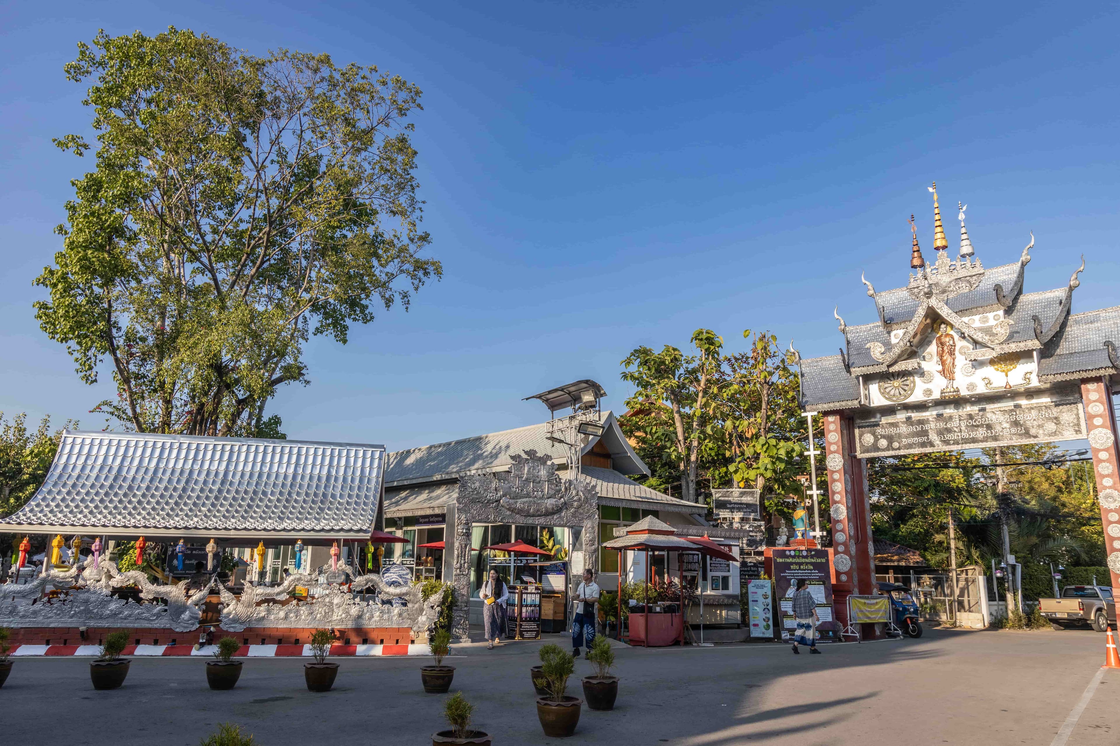 在街道上就能看見「素攀寺」透出的白亮銀光。