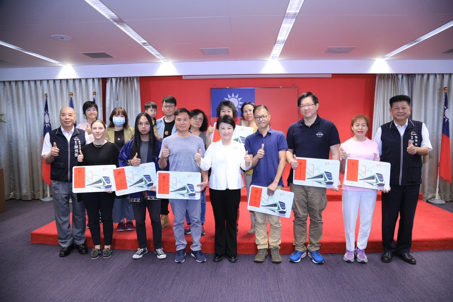 台中市政府今（4）日於市政會議公開表揚中捷英雄。（中市府提供）