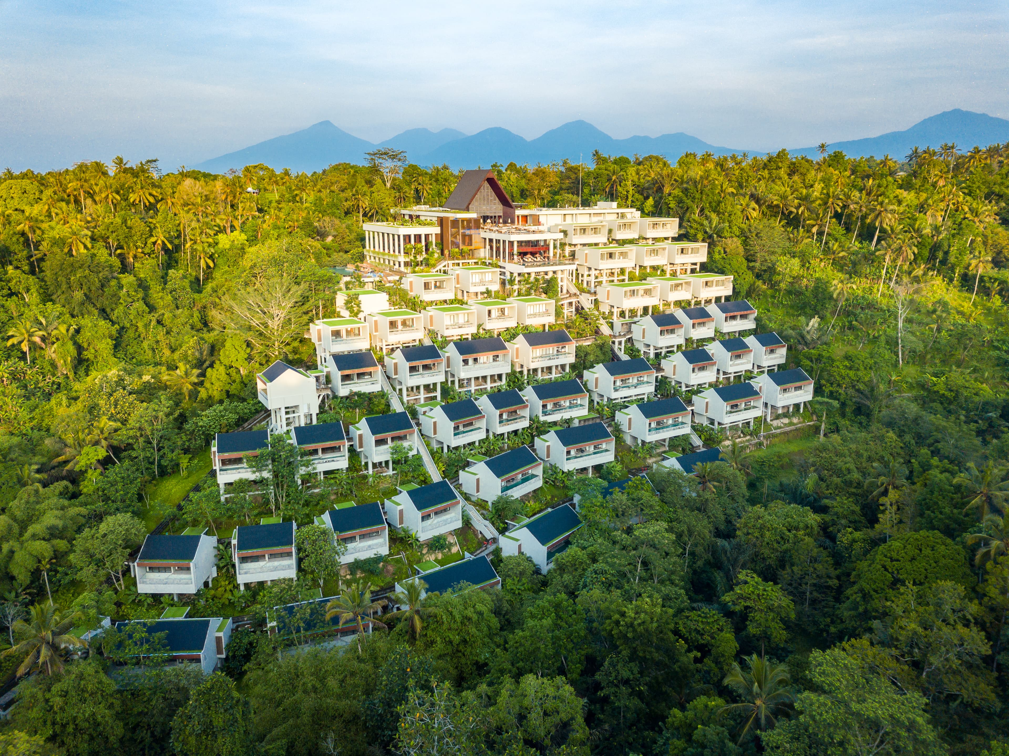 「峇里島烏布安納塔拉度假酒店」位在烏布叢林中，正對著阿貢火山，周圍滿是綠意。