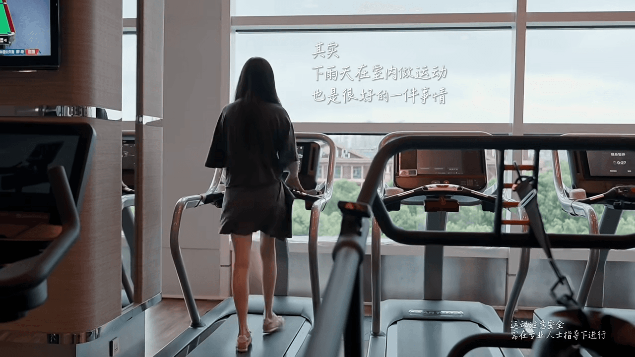 王祖賢換上短褲跑步，一雙纖細長腿相當吸睛。（翻攝王祖賢小紅書）