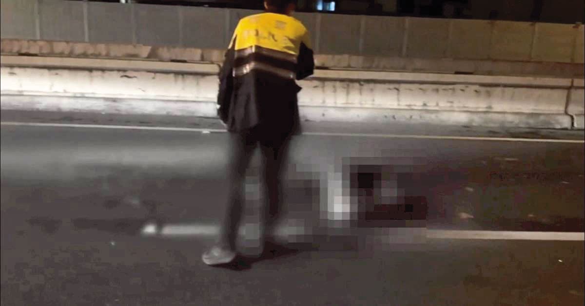 警方趕抵現場時，倒臥在內線車道的溫男已明顯死亡。（翻攝畫面）