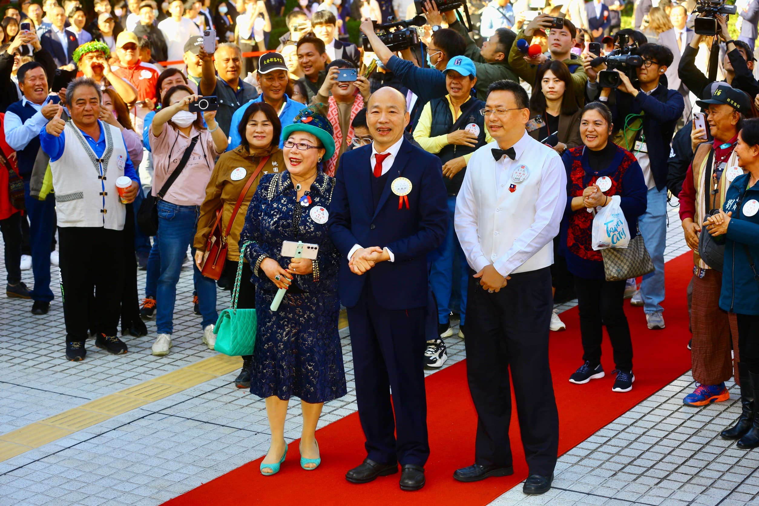 韓國瑜紅毯人氣高，親友團助威不斷。