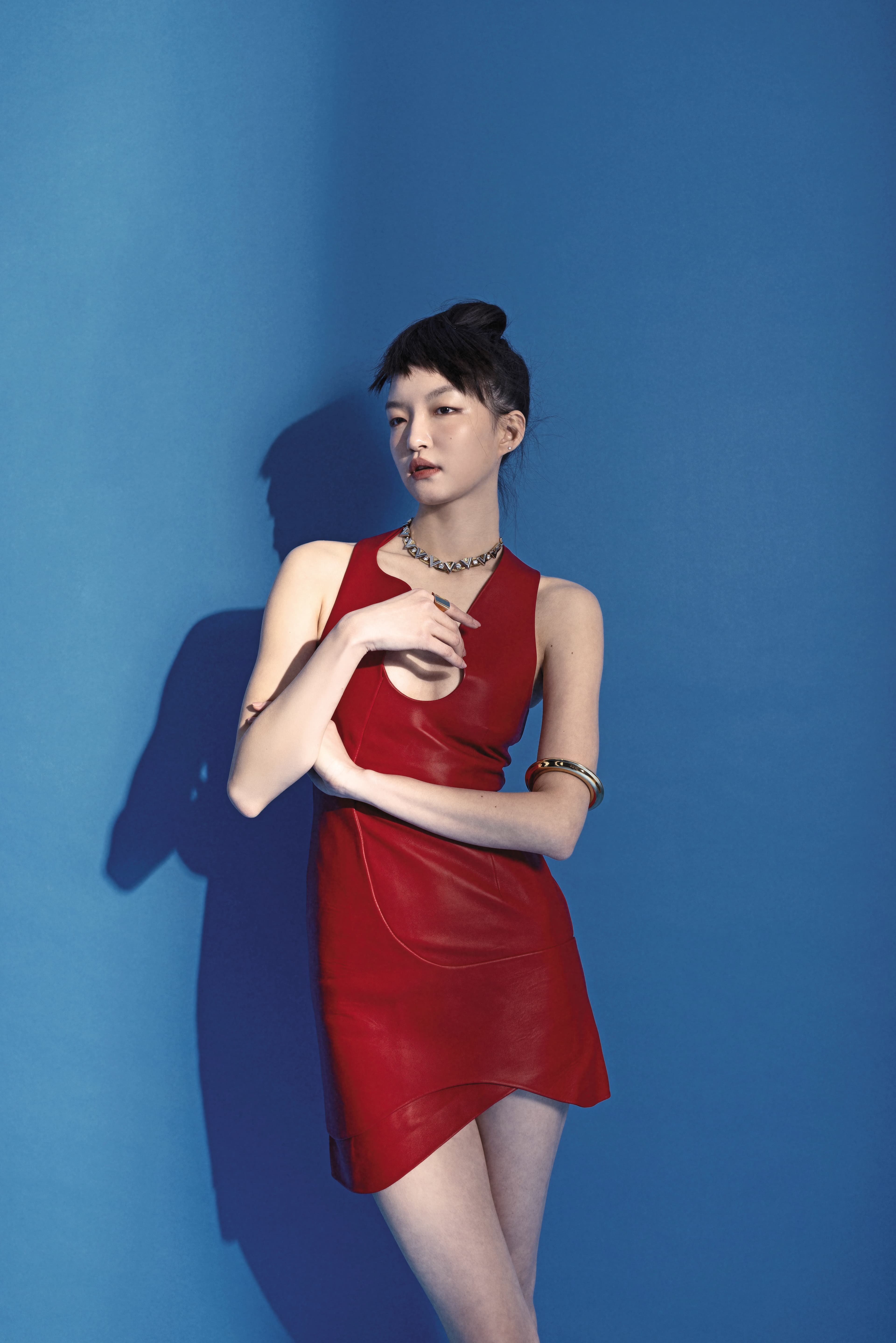 不規則反領連身裙 NT$143,000 by FERRAGAMO / V For Vuitton項鍊 NT$55,500 by LOUIS VUITTON / 金色飾面手鐲 NT$33,500 by CELINE / FORMES ABSTRAITES金色飾面金字塔形戒指 NT$18,500 by CELINE