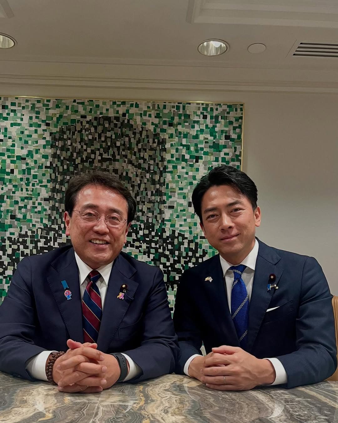 小泉進次郎（右）是前內閣總理大臣小泉純一郎兒子，有「最帥政二代」之稱。（翻攝自小泉進次郎IG）