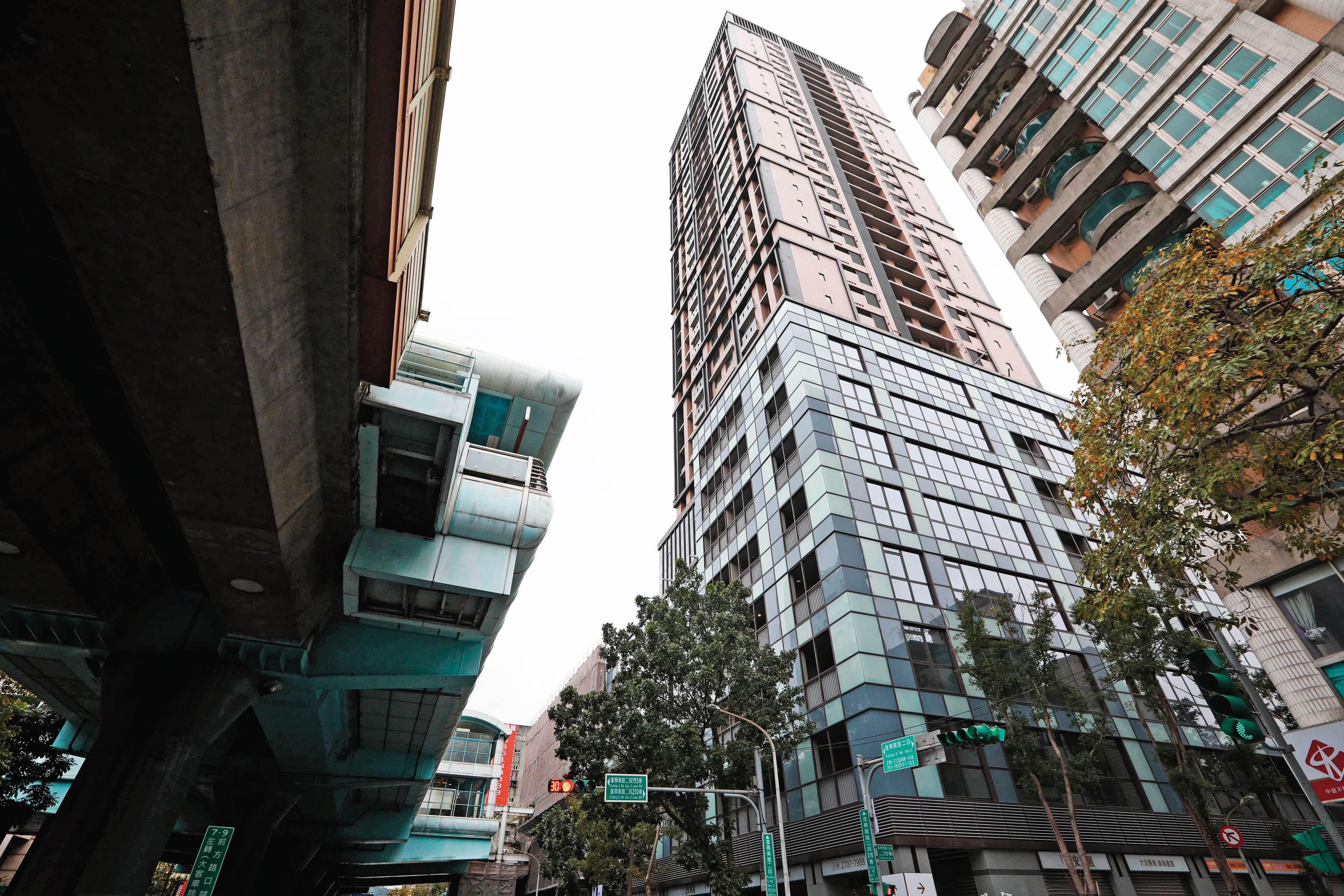 位於台北市大安區的冠德沐居豪宅建案，原本是施宗明要買來與嫩模C女婚後居住的地方，一戶要價逾7,000萬元。