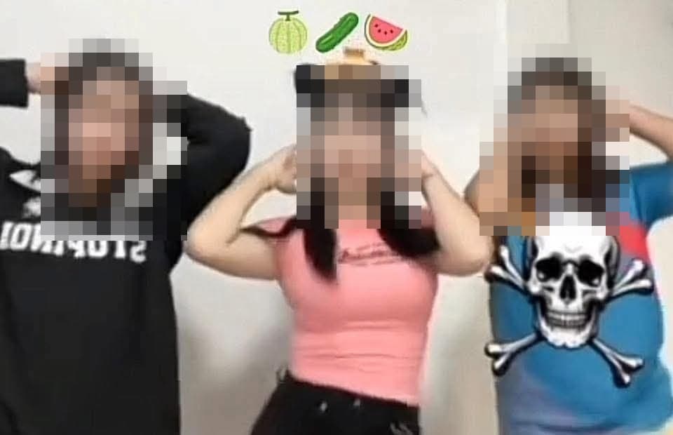亂倫影片中除父母外，多名女兒亦有出鏡。（翻攝自รัฐบาลห่วยๆ V1 FB）