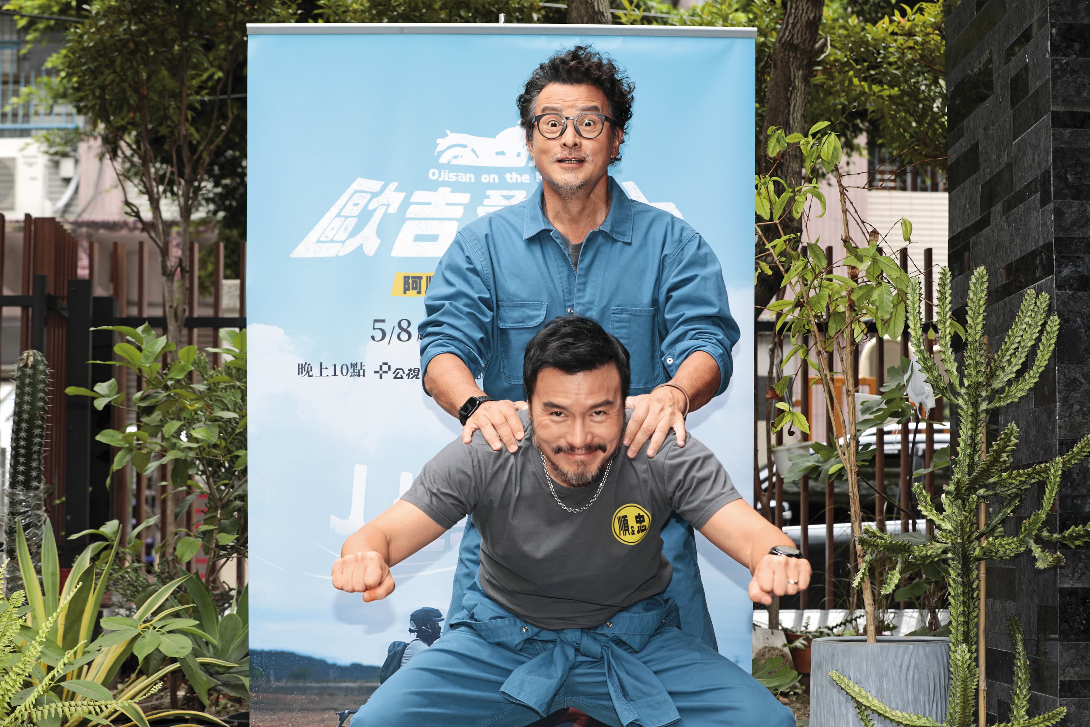 李銘順（後）、李銘忠（前）上演「勉為騎男」，前面這位的喀桃呼（台語：膝蓋）還好吧？（遞維骨力）