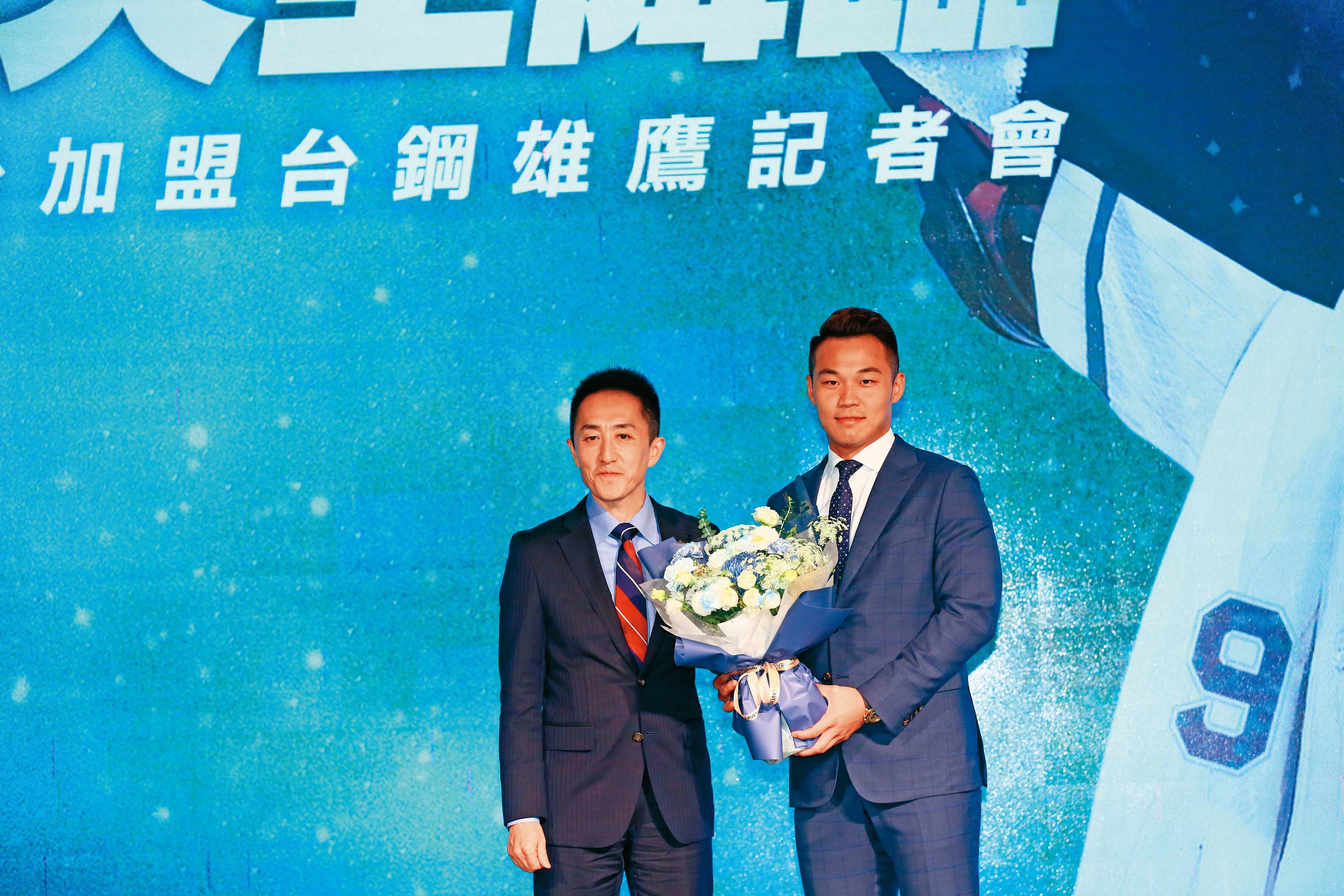 王柏融（右）返台簽約，原屬球隊日本北海道火腿鬥士統轄本部副本部長兼國際部長岩本賢一（左）特地來台送行。