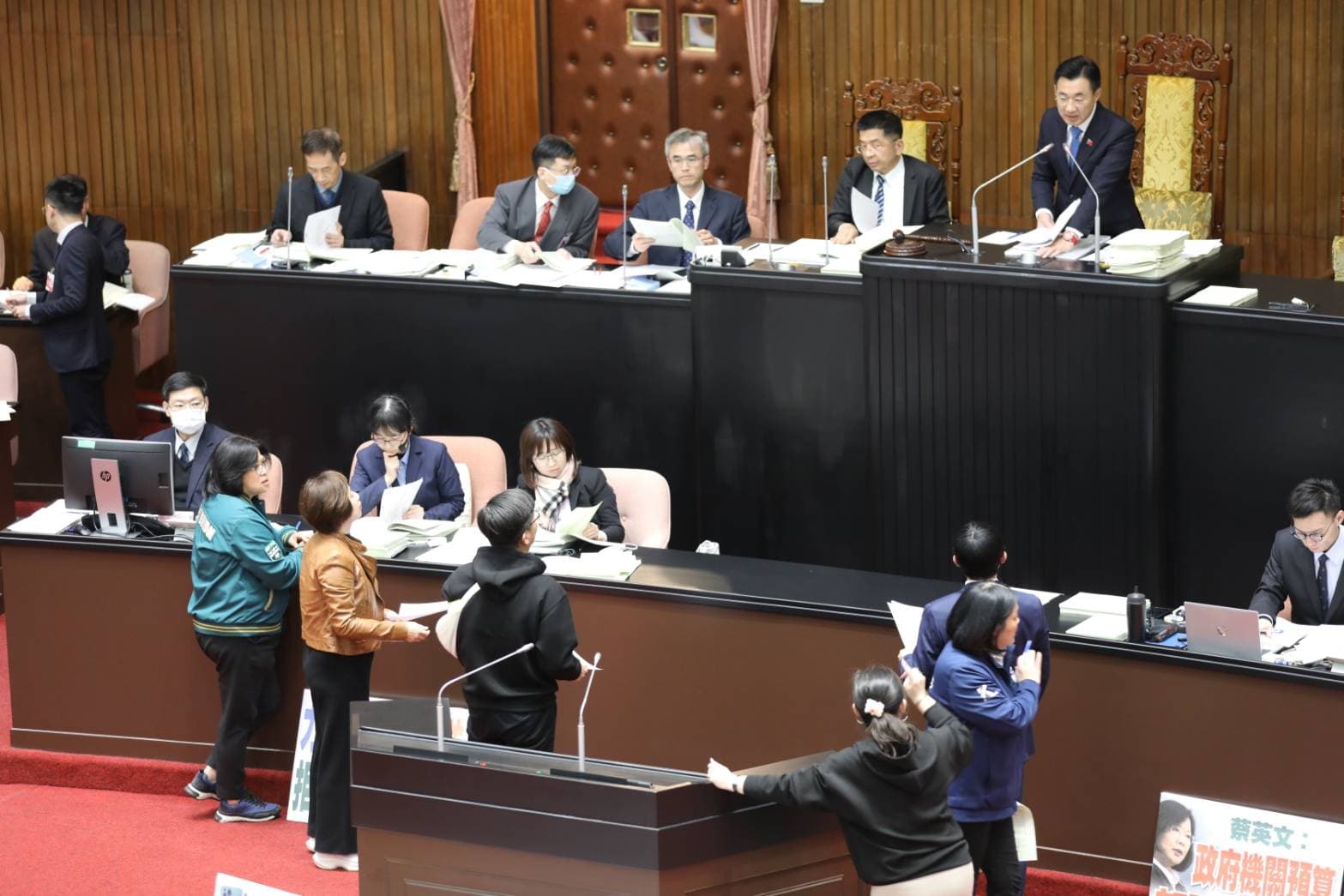 立法院院會昨（20日）挑燈夜戰表決「114年度中央政府總預算案」保留提案。
