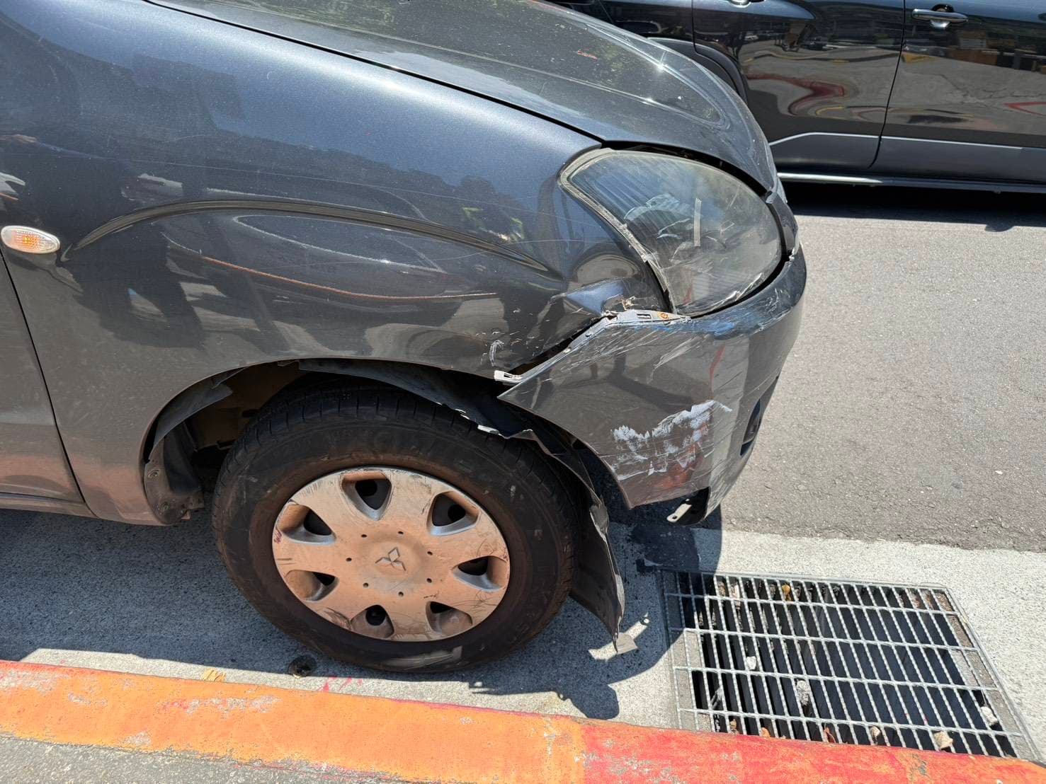 轎車車頭毀損。（警方提供）